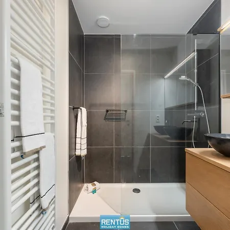 Zwem & Zen - Spacious With Outdoor Pool نيوبورت